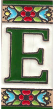 Charger l'image dans la galerie, Chiffres et lettres en céramique. Modèle "Fleur Verte" - Dimensions 3,5 x 7,5 cm