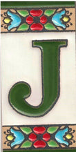 Charger l'image dans la galerie, Chiffres et lettres en céramique. Modèle "Fleur Verte" - Dimensions 3,5 x 7,5 cm