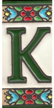 Charger l'image dans la galerie, Chiffres et lettres en céramique. Modèle "Fleur Verte" - Dimensions 3,5 x 7,5 cm