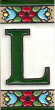 Charger l'image dans la galerie, Chiffres et lettres en céramique. Modèle "Fleur Verte" - Dimensions 3,5 x 7,5 cm