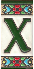 Charger l'image dans la galerie, Chiffres et lettres en céramique. Modèle "Fleur Verte" - Dimensions 3,5 x 7,5 cm